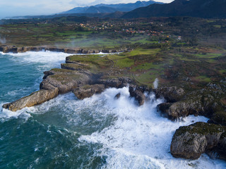 Olas en la costa con drone