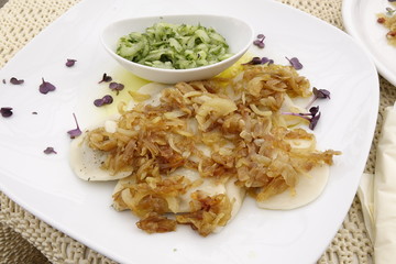 Pelmeni mit Zwiebeln