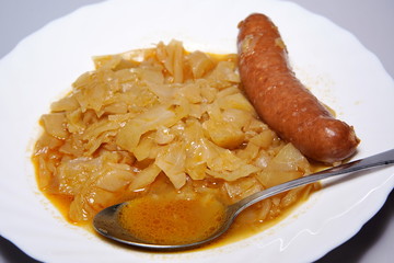 Schmorkohl mit Mettwurst