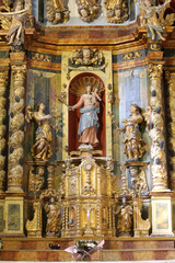 Fototapeta premium Le retable et ses statues latérales. Vierge de l'Assomption. Eglise Notre-Dame de la Gorge. Les Contamines-Montjoie. / The altarpiece and its lateral statues. Virgin of the Assumption. 