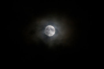 Luna completa con fondo negro y con nubes