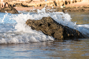 água do mar batendo numa rocha em barra grande, ba - 250477255