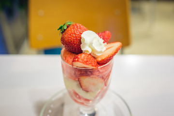イチゴパフェ