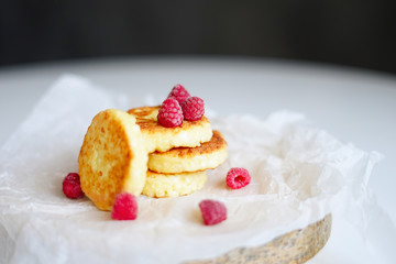 Russian breakfast cheesecakes with raspberries 