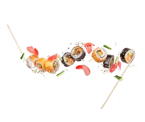 Fotobehang Verse verschillende sushibroodjes met gember bevroren in de lucht op witte achtergrond © Krafla
