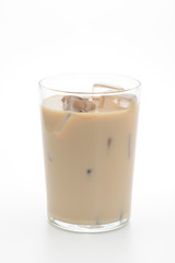 Vaso de café con leche con hielos sobre fondo blanco