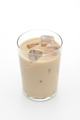 Vaso de café con leche con hielos sobre fondo blanco