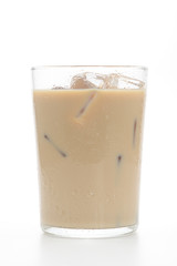 Vaso de café con leche con hielos sobre fondo blanco