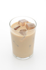 Vaso de café con leche con hielos sobre fondo blanco