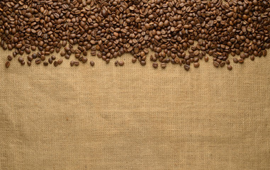 Granos de café tostados sobre tela de saco