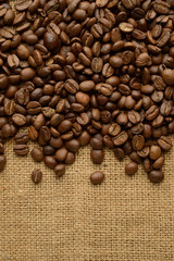 Granos de café tostados sobre tela de saco