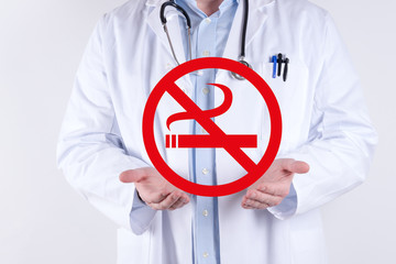 Arzt mit Nichtraucher Symbol in den Händen