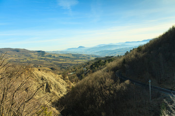 Panorama appenninico invernale con montagne sullo sfondo