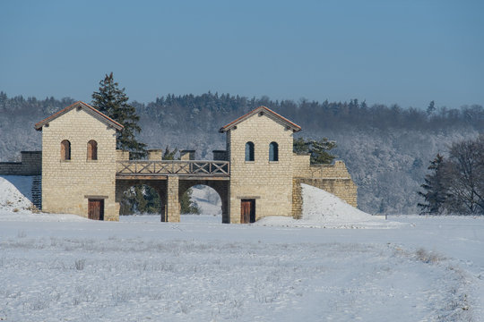 Tor eines R&ouml;merkastell im Winter