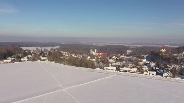 Luftaufnahme Dorf mit Klosterkirche in Bayern Anflug