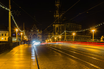 Fototapeta na wymiar Brücke mit Strassenlaternen bei Nacht