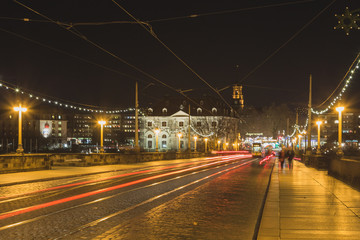 Langzeitbelichtung einer Brücke mit Strassenlampen und Oberleitung bei Nacht