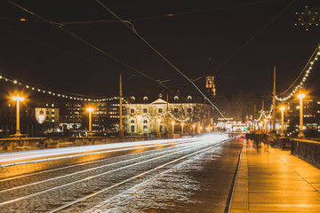 Brücke mit Strassenbeleuchtung bei Nacht