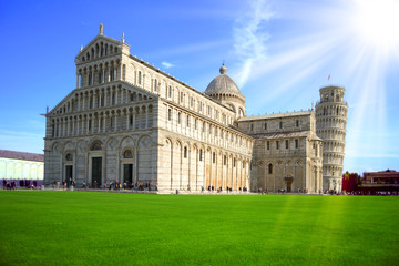 La cattedrale di piazza dei miracoli con raggi di sole _ Pisa.