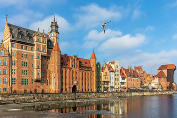 Fototapeta na wymiar Mariacka Gate, beautiful gate in Gdansk in front of the Motlawa