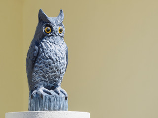 statue of owl outdoors.