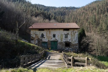 Caserío antiguo y abandonado © enzo