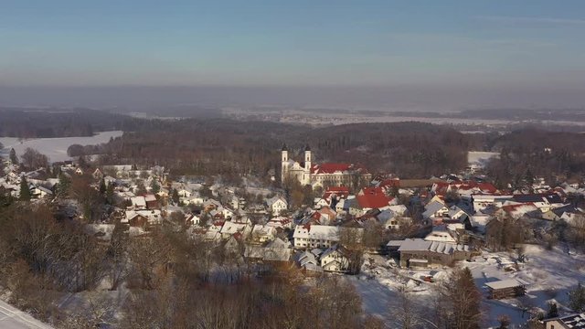 Luftaufnahme Dorf mit Klosterkirche in Bayern Abflug
