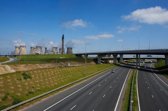 FERRYBRIDGE POWER STATION AND M62 MOTORWAY, ENGLAND, UK