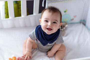 Bebé sonriente en cuna 21