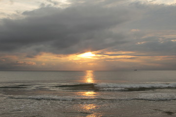 nascer do Sol no mar 