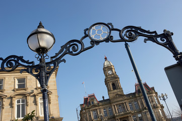 DEWSBURY TOWN HALL IN TOWN SQUARE, WEST YORKSHIRE, ENGLAND, UK