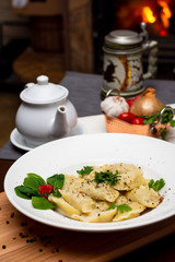 talerz z pierogami i warzywami