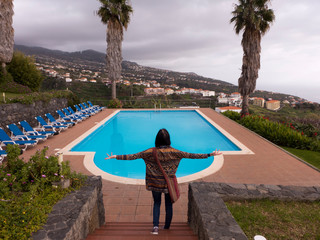 Ein Swimming Pool vor bewölkten Himmel und schöner Aussicht auf Madeira Portugal