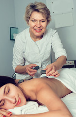 Obraz premium Young woman having massage