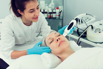 Obraz na płótnie Canvas Mature woman having beauty procedures