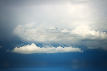 Obraz premium White clouds on the background of a dark stormy sky.