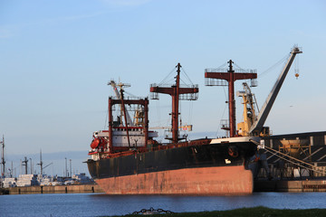 Fototapeta premium Statek towarowy w porcie Saint-Malo