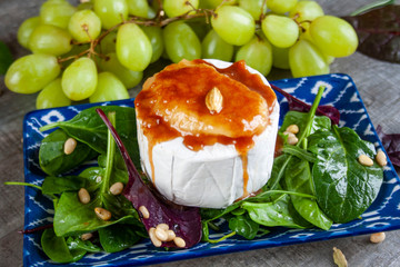 Camembert cheese with caramelized pears with cardamom and honey