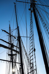 Obraz premium Silhouetten der Masten eines Segelschiffs