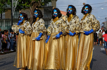 Beautés en or posent au carnaval de Cayenne en Guyane française