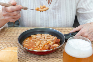 La persona come un guiso de alubias