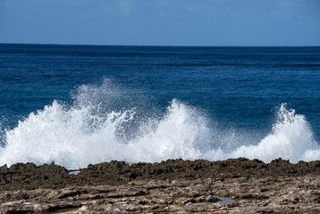 Fototapeta na wymiar Hawaii Oahu Kalania'ole Beach wave smashing against a rock