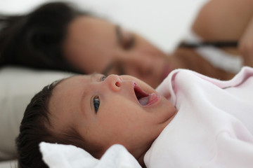 bebê com sua mãe