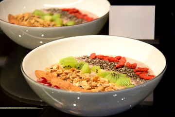 Leckeres und gesundes Frühstück - Müsli mit Getreide und Früchten