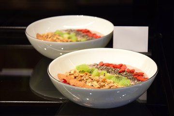 Gesundes und leckeres Frühstück - Müsli mit Getreide und Früchten der Saison