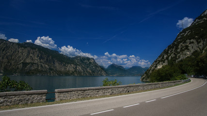 Landschaft am see mit bergen an der Strasse