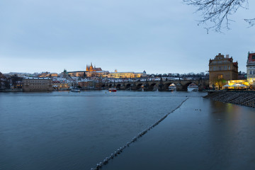 Obraz premium Prague gothic Castle with the Lesser Town and Charles Bridge above River Vltava in the Night, Czech Republic