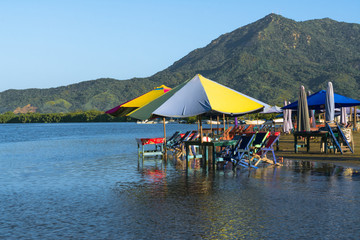 Laguna Juluapan y la montaña en Manzanillo Colima, un paisaje colorido.