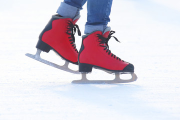 Naklejka premium Feet of people skating on the ice rink