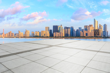 Obraz premium Hangzhou city skyline and empty square floor at sunrise
